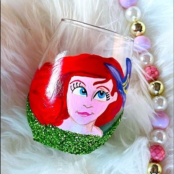 NWOT Handpainted Little Mermaid Wine Glass Sz 15 oz Green/Red - Picture 1 of 4